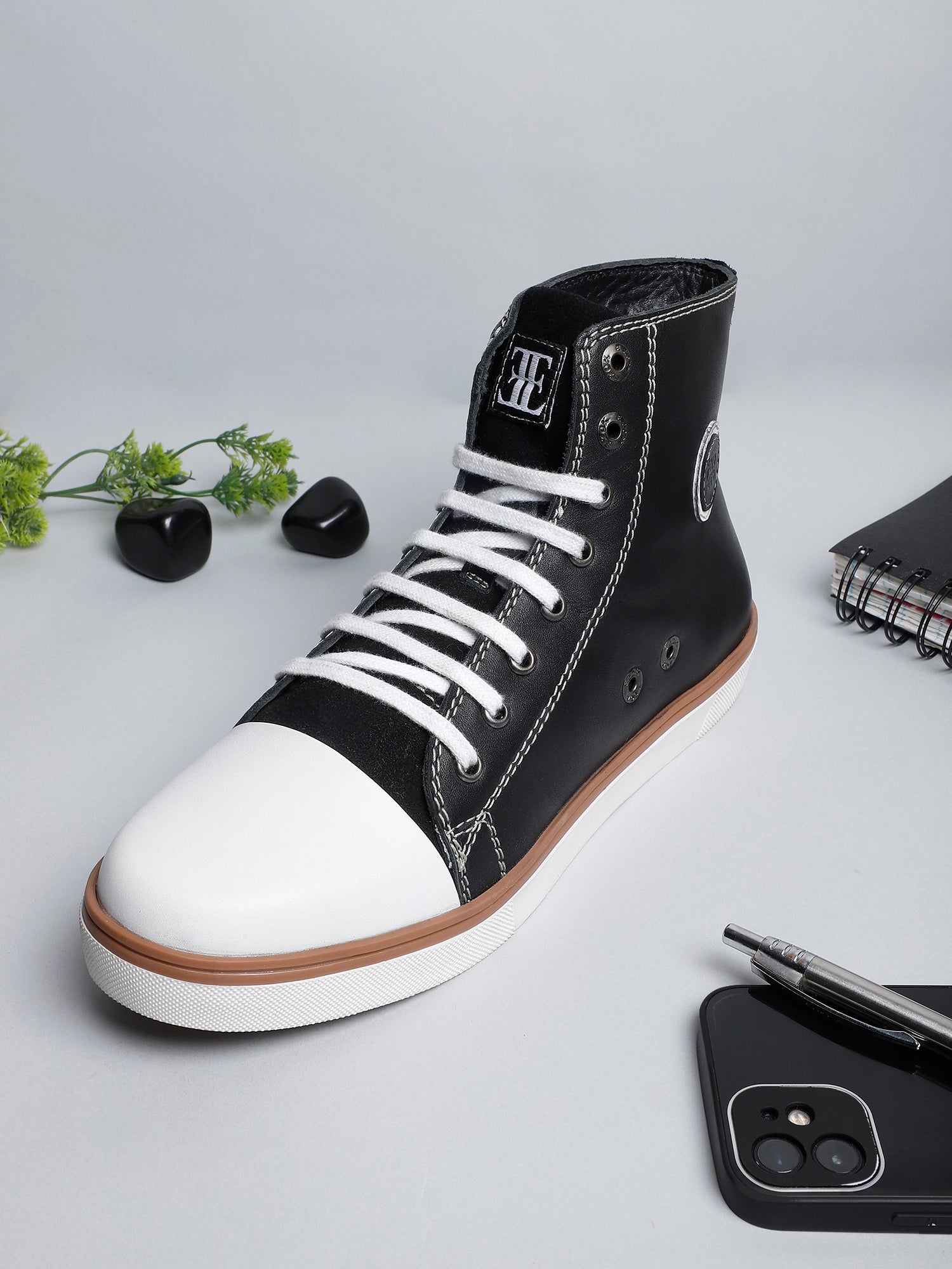 Light Weight Black Sneakers With Punching Brogue Oxford Lace-Up Closur